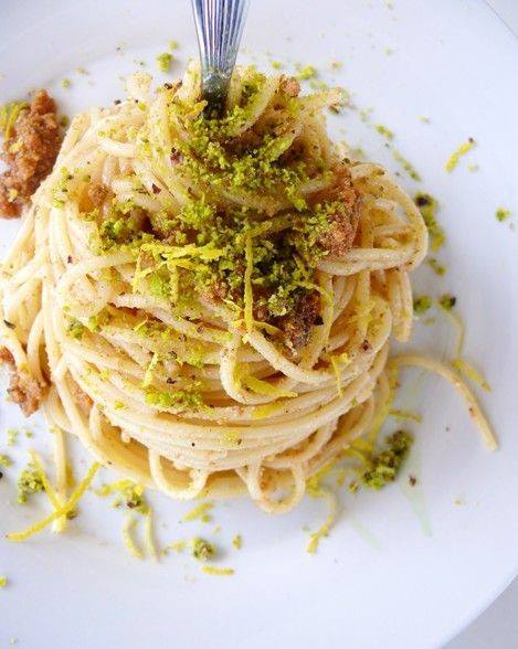 Cucina: Spaghetti con bottarga e granella di pistacchio, una ricetta di Patrizia&nbsp;Cantù.