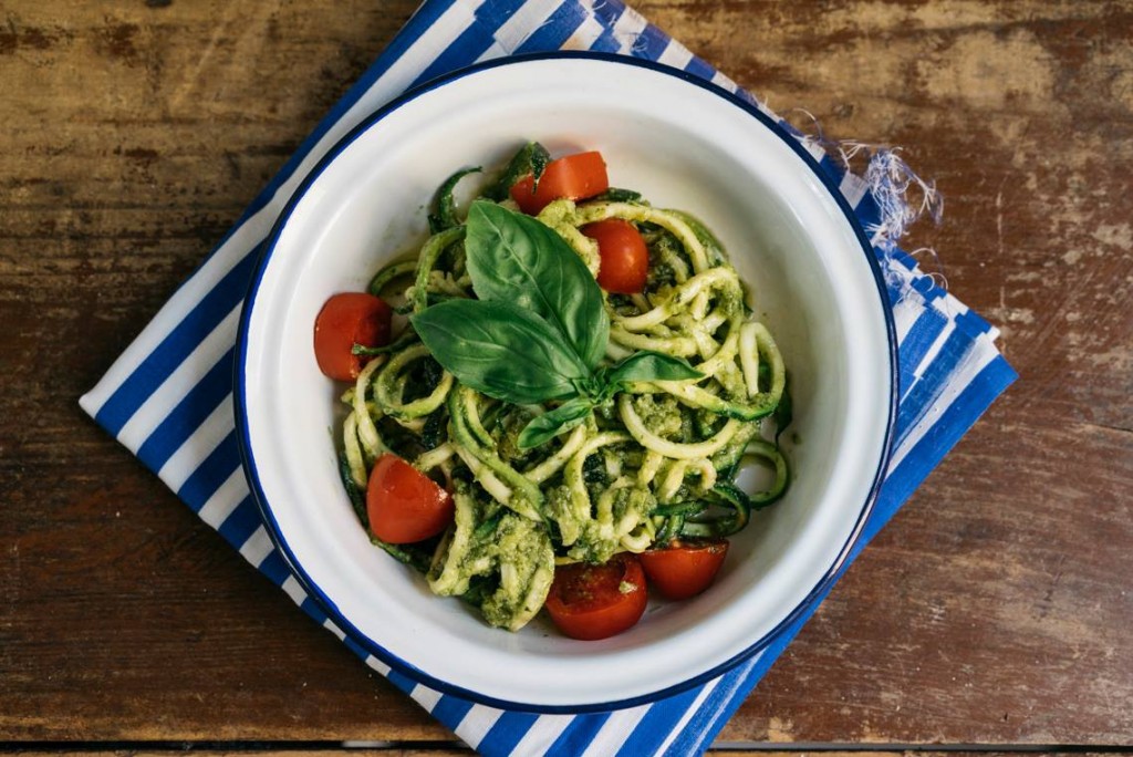 Cucina: Spaghettoni con pesto, pomodorini e burrata, una ricetta di Patrizia&nbsp;Cantù.
