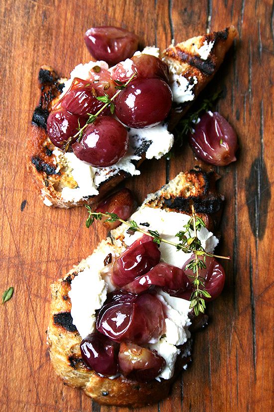 Cucina: Crostini con uva formaggio e noci, una ricetta di Patrizia&nbsp;Cantù.