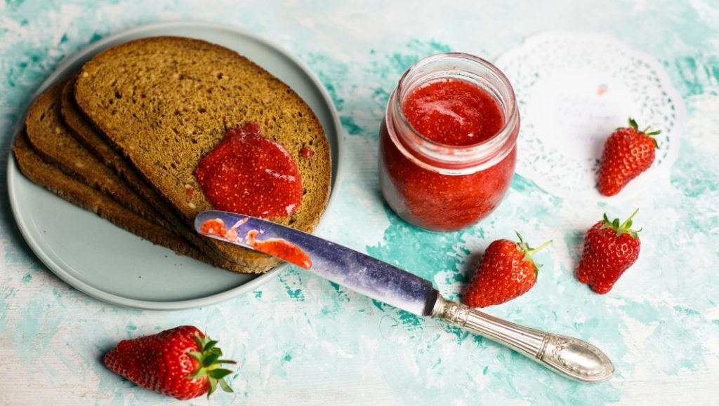 Cucina: confettura cruda di fragole e semi di&nbsp;chia.