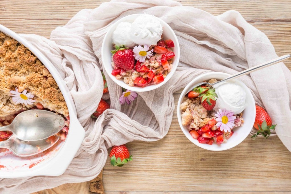 Cucina: crumble di fragole e rabarbaro in versione&nbsp;vegan.